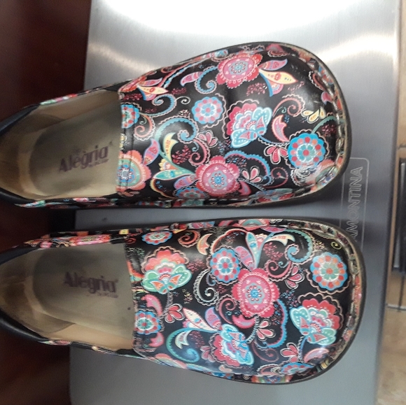 Shoes - Picture 2 of 6